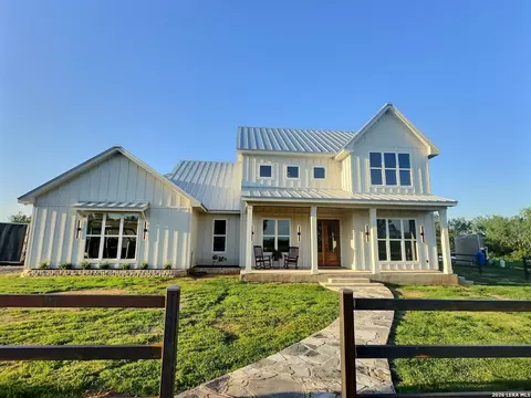 1230 Old Pearsall Rd, Jourdanton, TX 78026