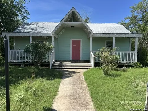 501 E Daniel St, Uvalde, TX 78801