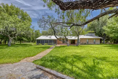 27 E Tanglewood Dr, Uvalde, TX 78801