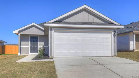 300 Windflower Cv, Luling, TX 78648