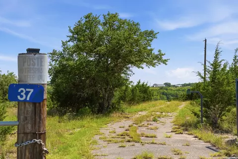 37 Busby Rd, Boerne, TX 78006