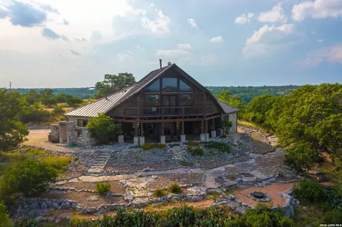 225 Valley View Dr, Comfort, TX 78013