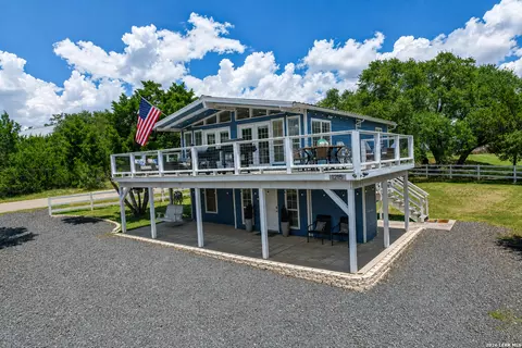 1215 Stagecoach Dr, Canyon Lake, TX 78133