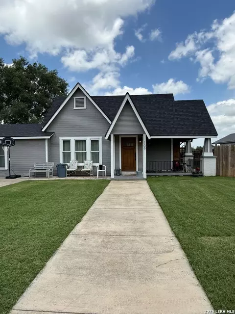 109 E Mayer St, Stockdale, TX 78160