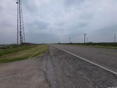 2142 Sunbeam Rdg, Eagle Pass, TX 78852 photo 3