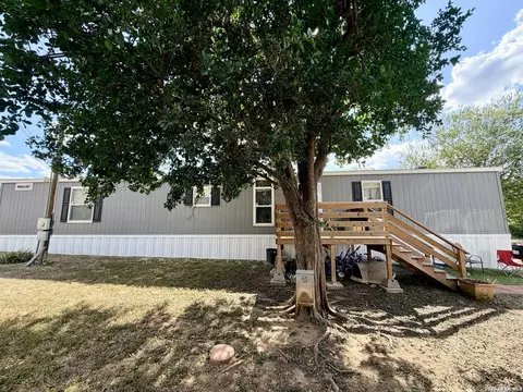 1510 Waltom Ave, Jourdanton, TX 78026