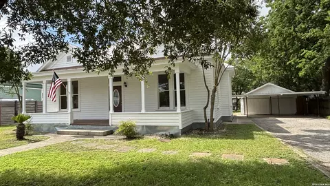 227 E College St, Seguin, TX 78155