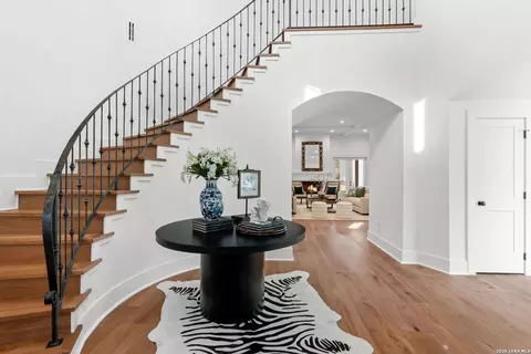 817 Garraty Rd, Terrell Hills, TX 78209