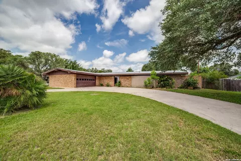 206 Jay Dr, Devine, TX 78016