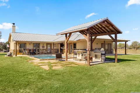 381 Schneider Rd, Seguin, TX 78155