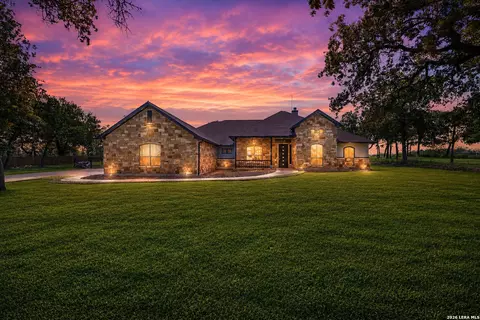 156 Woodlands Dr, La Vernia, TX 78121