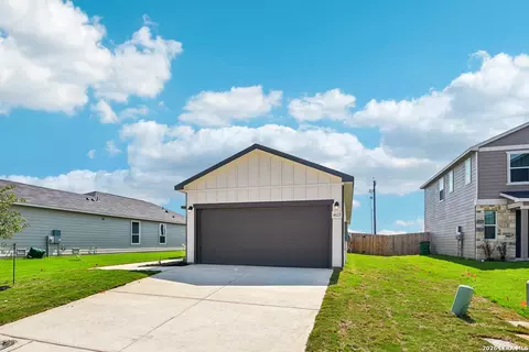 4125 Woodside Dr, Seguin, TX 78155