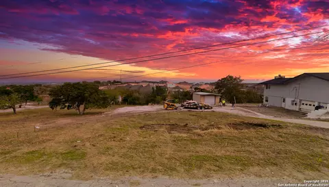 6707 Queens Crown W, Live Oak, TX 78233