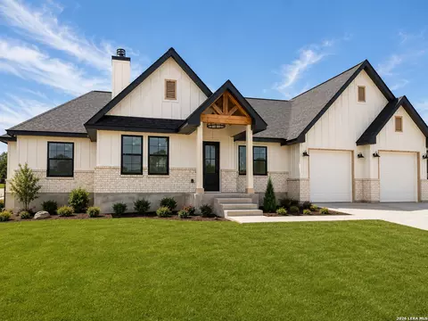 120 Ash Pkwy, La Vernia, TX 78121
