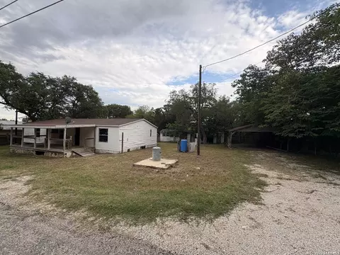 177 Cherokee Trl, Lakehills, TX 78063
