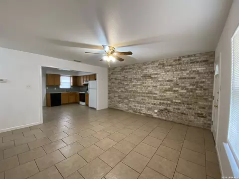 1207 W 1209 W Goodwin St, Pleasanton, TX 78064