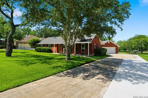 103 Oaklawn, Floresville, TX 78114