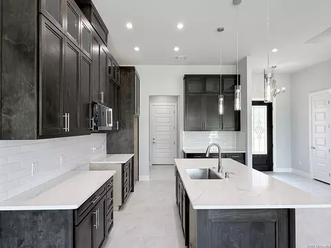 Kitchen - 165 E Short Meadow Dr, Lytle, TX 78052 photo 4 of 4
