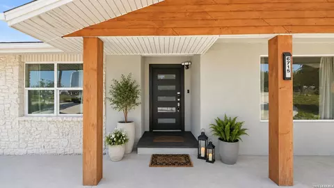 6715 E Queens Crown St, San Antonio, TX 78233