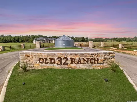 618 Windmill Ridge Dr, Blanco, TX 78606
