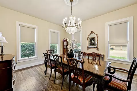Dining - 403 E Bowie, Luling, TX 78648 photo 3 of 6