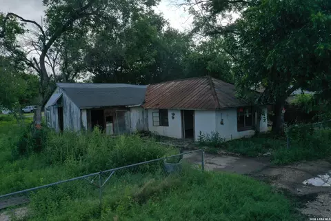 610 W Moore Ave, Devine, TX 78016 photo 8