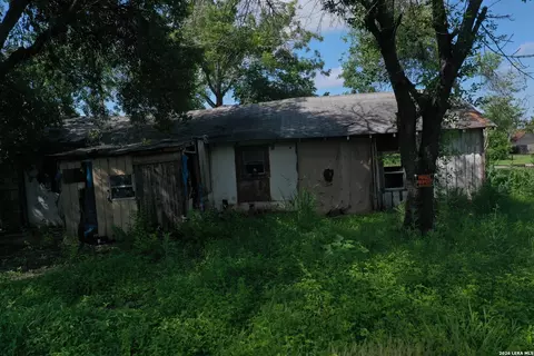 610 W Moore Ave, Devine, TX 78016 photo 11