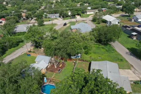 610 W Moore Ave, Devine, TX 78016 photo 5