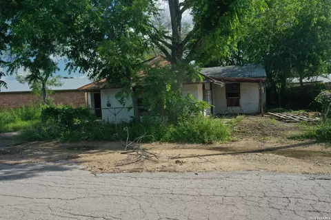 610 W Moore Ave, Devine, TX 78016 photo 7