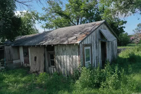 610 W Moore Ave, Devine, TX 78016 photo 2