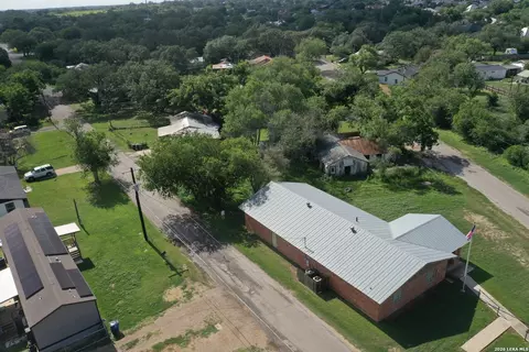 610 W Moore Ave, Devine, TX 78016 photo 6