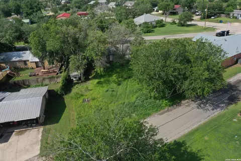 610 W Moore Ave, Devine, TX 78016 photo 3