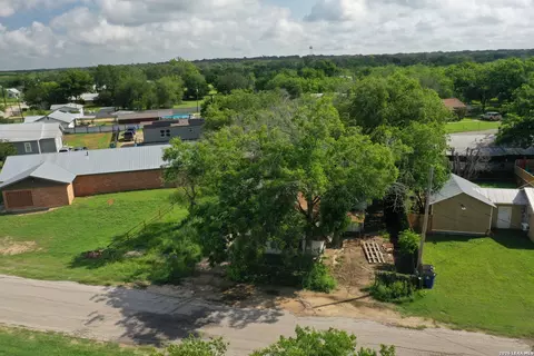 610 W Moore Ave, Devine, TX 78016 photo 4