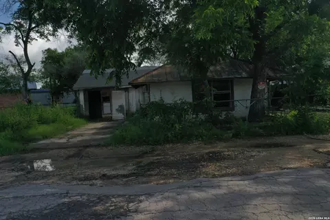 610 W Moore Ave, Devine, TX 78016 photo 10