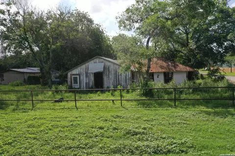 610 W Moore Ave, Devine, TX 78016 photo 9