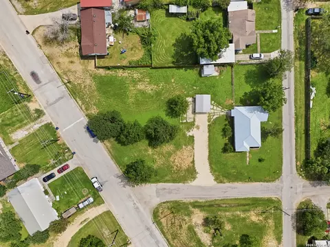 View/Area - 600 W W Park, Devine, TX 78016 photo 7 of 9
