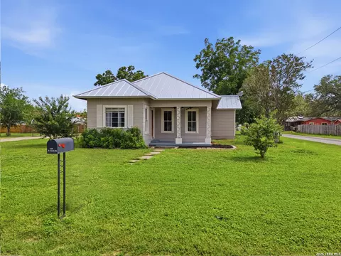 600 W W Park, Devine, TX 78016