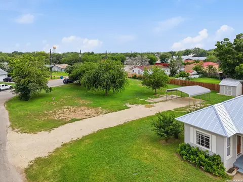 View/Area - 600 W W Park, Devine, TX 78016 photo 2 of 9