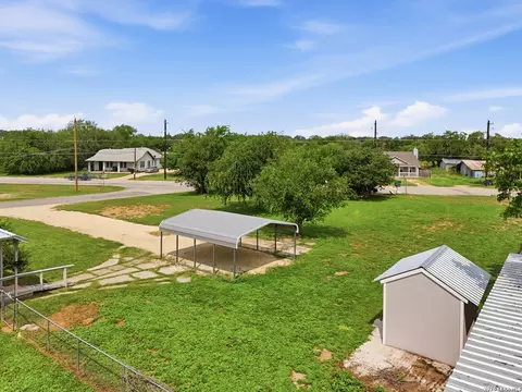Exterior - 600 W W Park, Devine, TX 78016 photo 4 of 6
