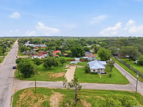 View/Area - 600 W W Park, Devine, TX 78016 photo 6 of 9