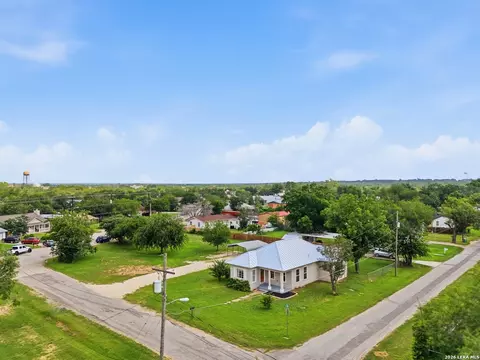 View/Area - 600 W W Park, Devine, TX 78016 photo 4 of 9