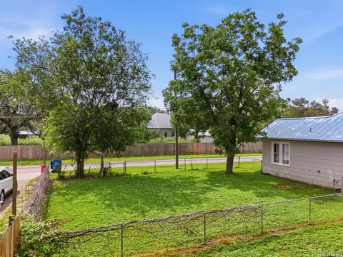 Exterior - 600 W W Park, Devine, TX 78016 photo 5 of 6