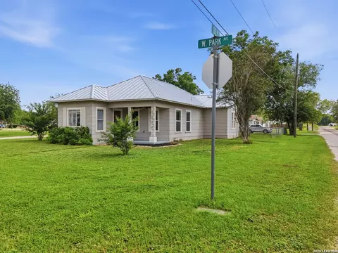 Exterior - 600 W W Park, Devine, TX 78016 photo 2 of 6