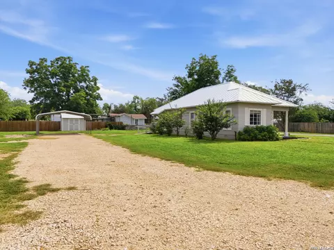 Exterior - 600 W W Park, Devine, TX 78016 photo 3 of 6