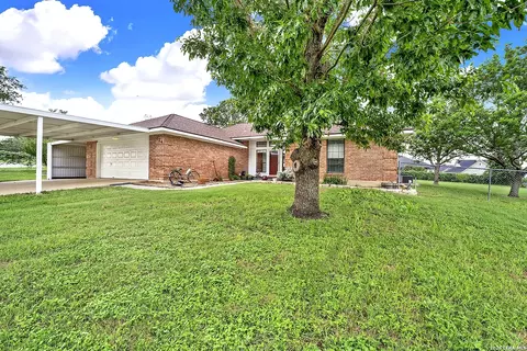 124 Country Gdns, La Vernia, TX 78121