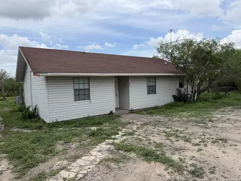 121 Lauryn St, Three Rivers, TX 78071