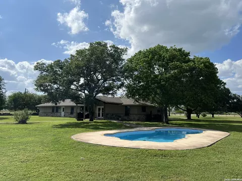 1797 W Us Highway 90 E, Hondo, TX 78861