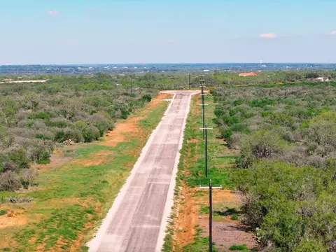 140 Cr 2644, Moore, TX 78057 photo 4