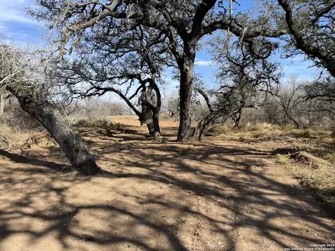 140 Cr 2644, Moore, TX 78057 photo 8