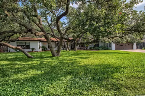 329 Meadowbrook Dr, Hollywood Park, TX 78232